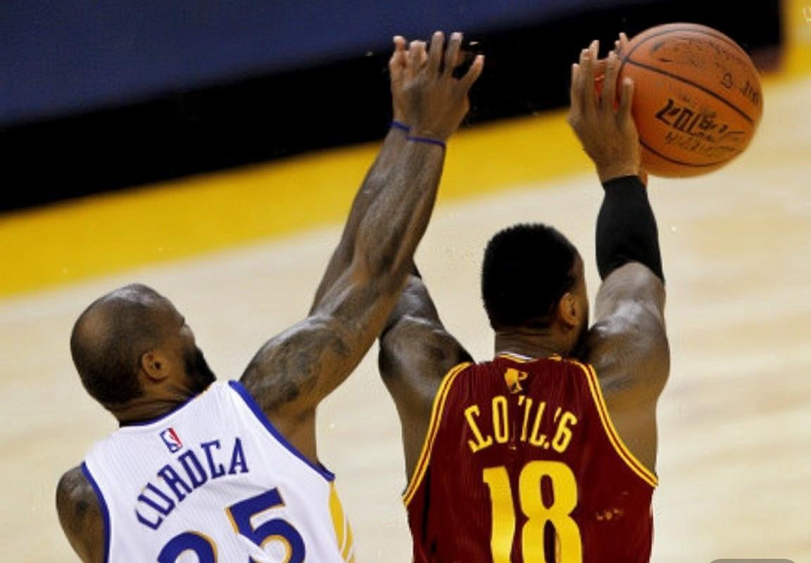 欧文与勒布朗·詹姆斯联手缔造传奇：回顾2016年总决赛骑士队逆转勇士的决胜追身封盖